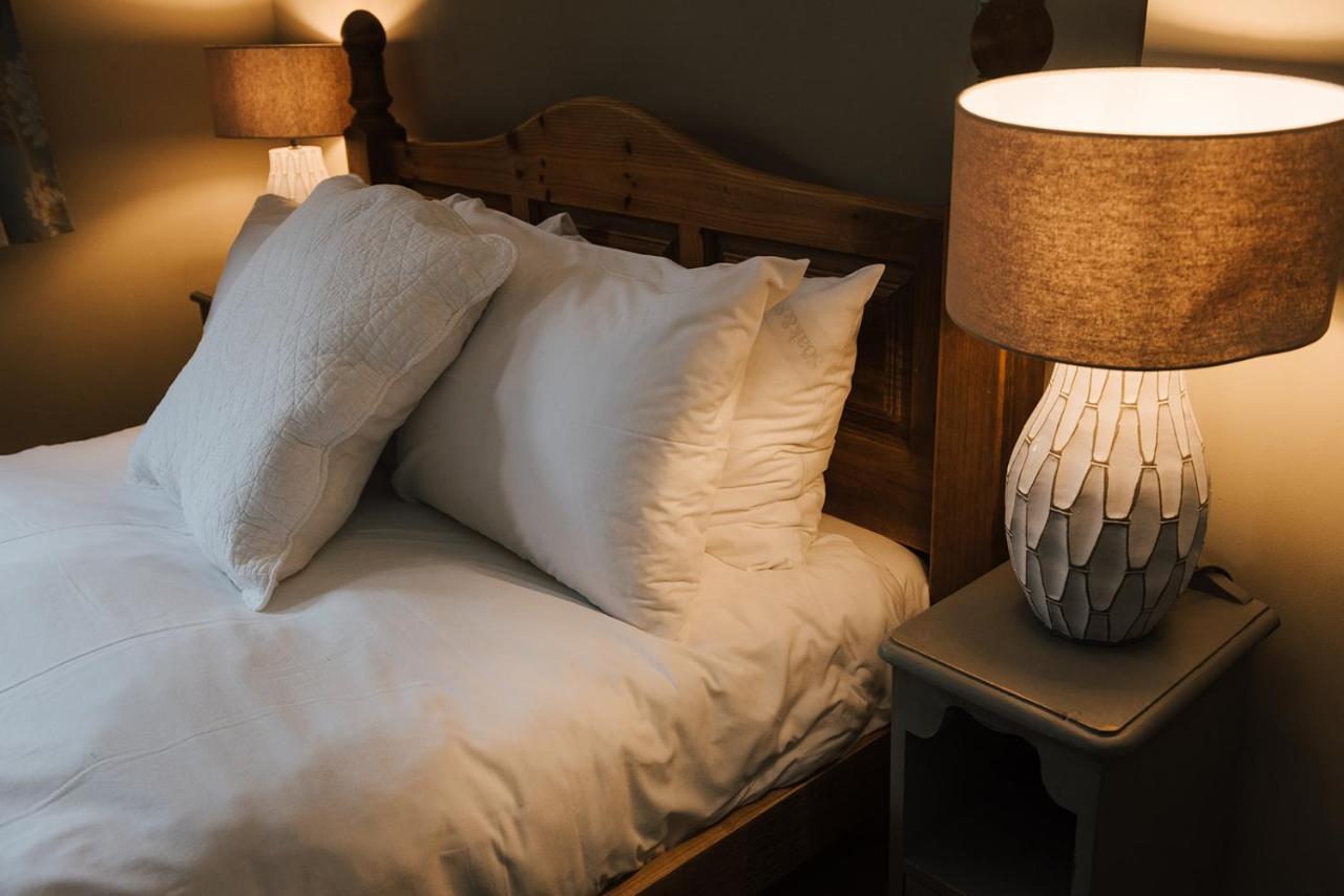 The Woodman Inn Huddersfield Exterior photo A bed with two pillows