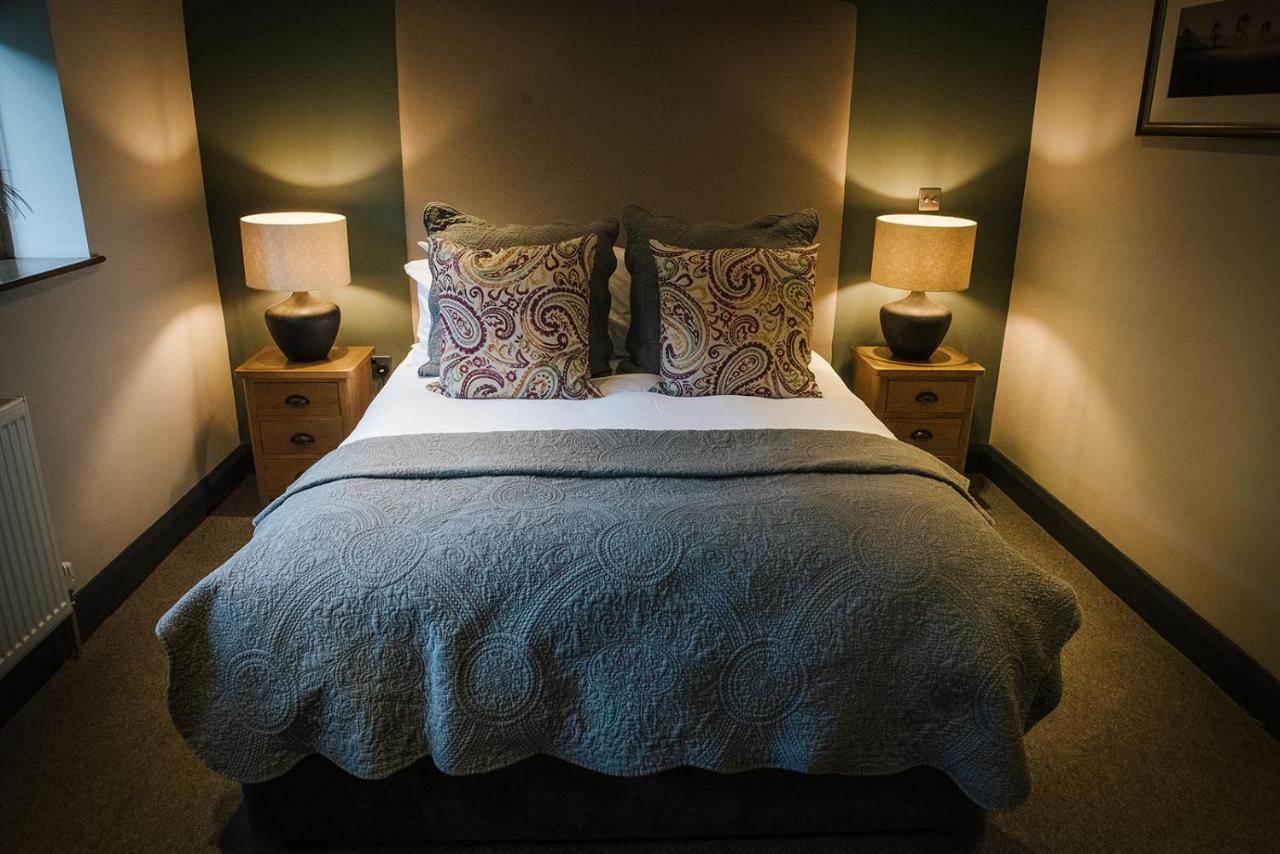 The Woodman Inn Huddersfield Exterior photo A bedroom at The Old Vicarage