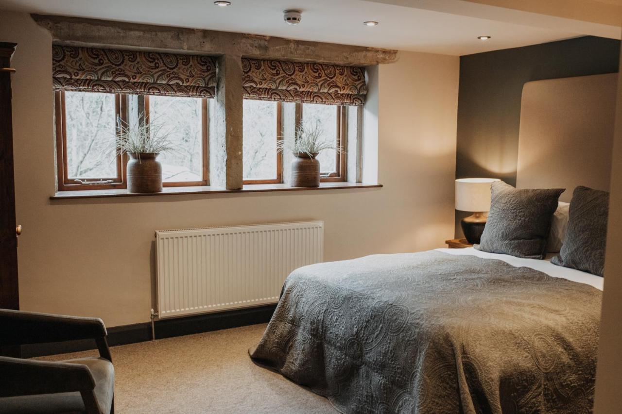 The Woodman Inn Huddersfield Exterior photo A bedroom at The Old Swan