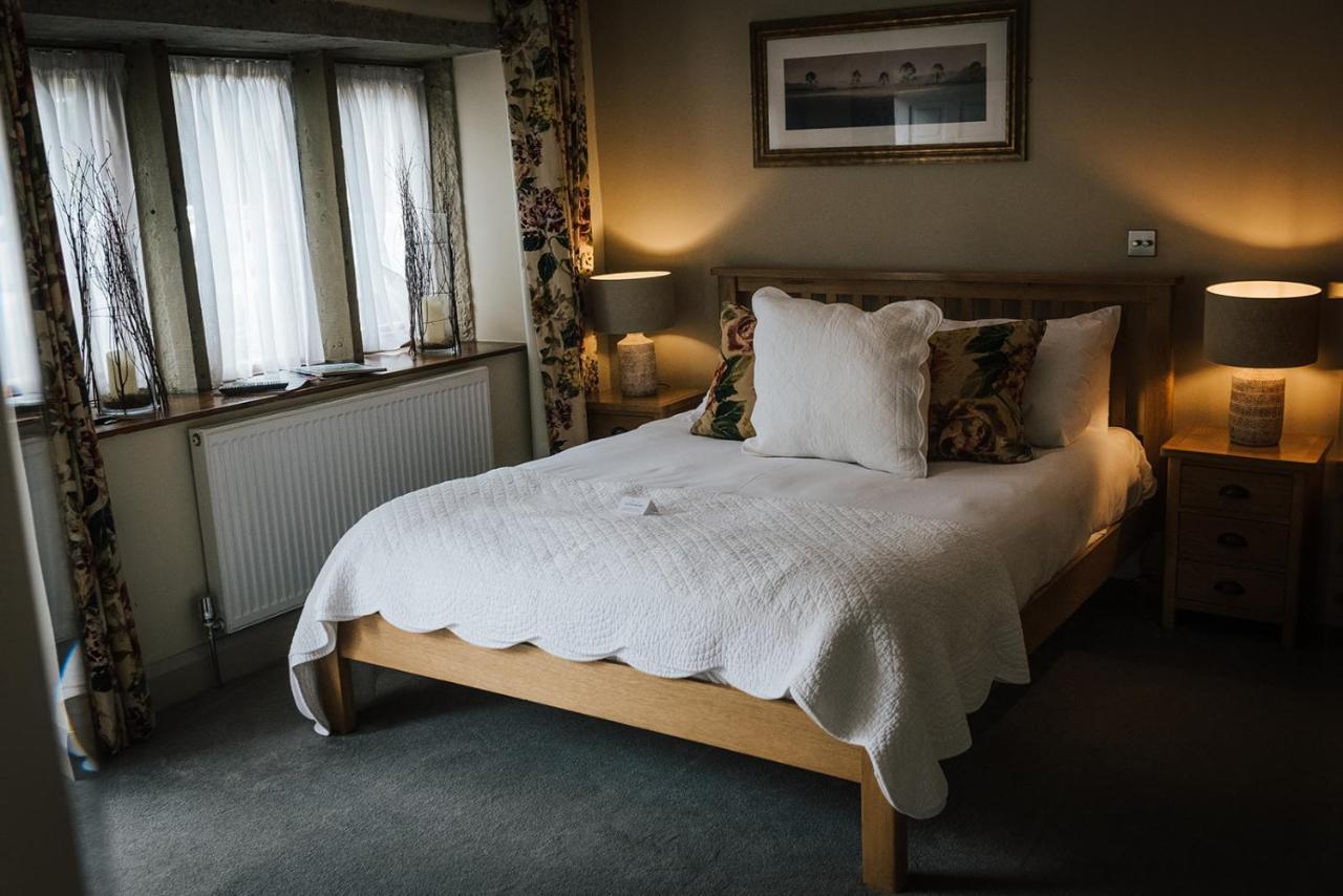 The Woodman Inn Huddersfield Exterior photo A bedroom at the hotel