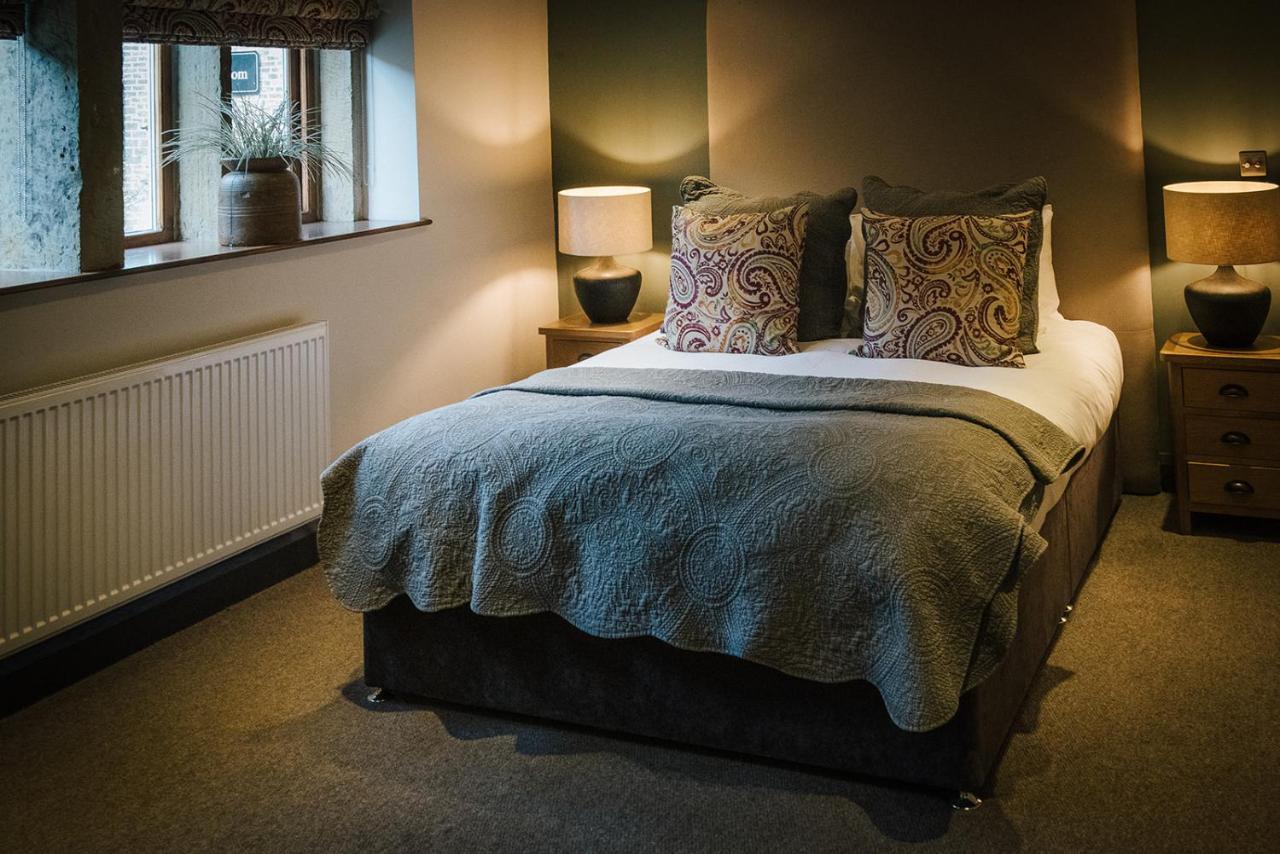 The Woodman Inn Huddersfield Exterior photo A bedroom at The Old Vicarage Hotel