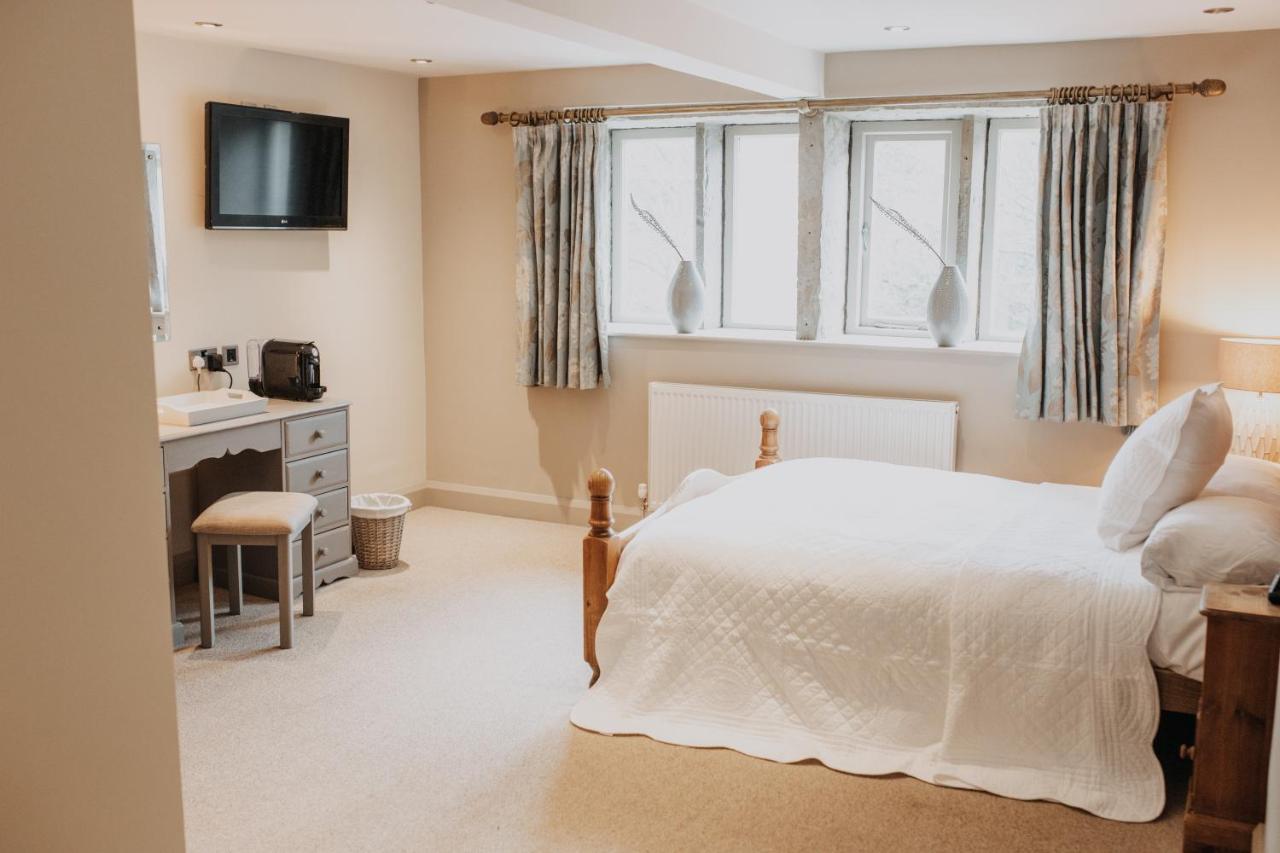 The Woodman Inn Huddersfield Exterior photo A bedroom at The Old Vicarage Hotel