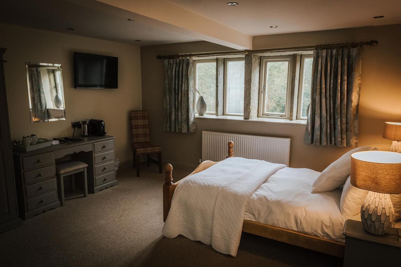 The Woodman Inn Huddersfield Exterior photo A room at the Old Swan Hotel