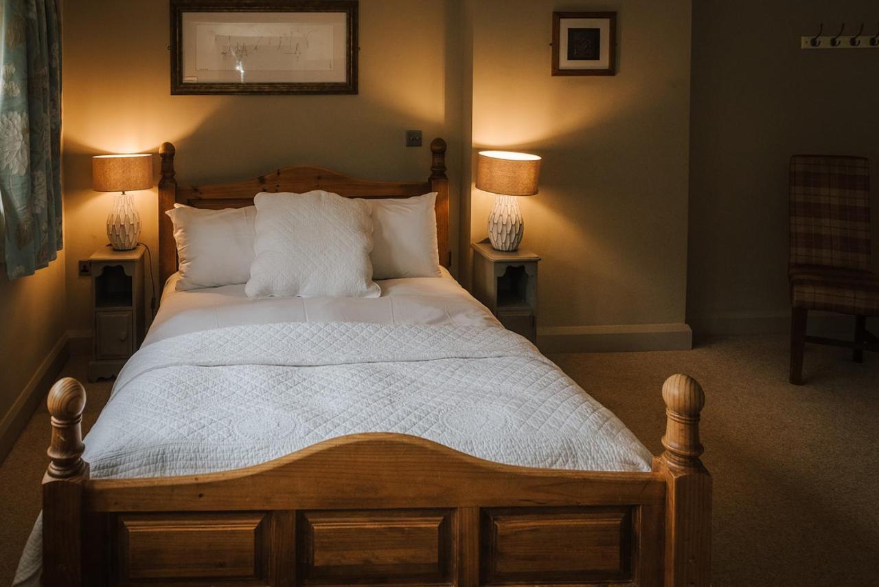 The Woodman Inn Huddersfield Exterior photo A bedroom at The Old Inn