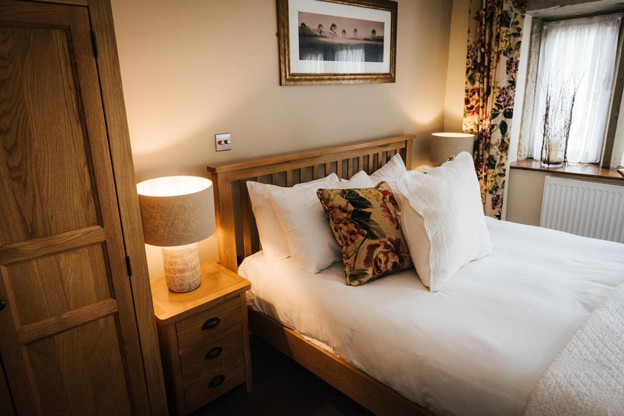 The Woodman Inn Huddersfield Exterior photo A bedroom at the Old Inn