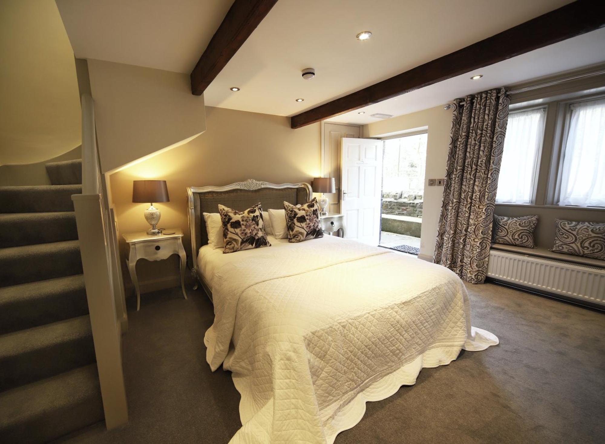 The Woodman Inn Huddersfield Exterior photo A bedroom at The Swan