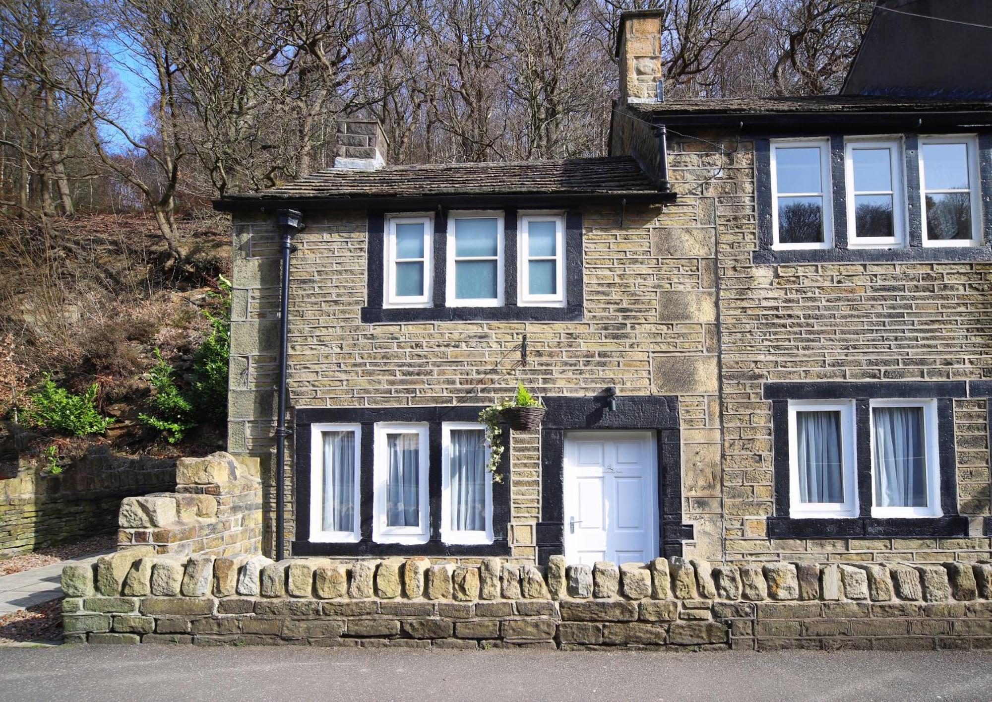 The Woodman Inn Huddersfield Exterior photo The old school house